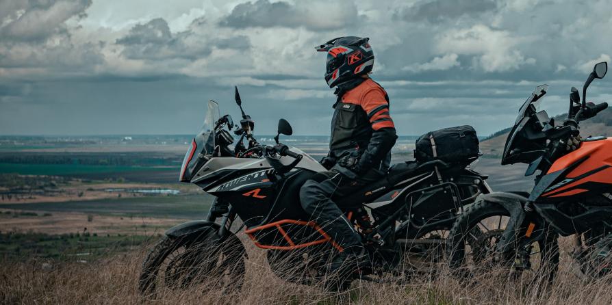 Un homme sur sa moto (c) Kat Sazonova