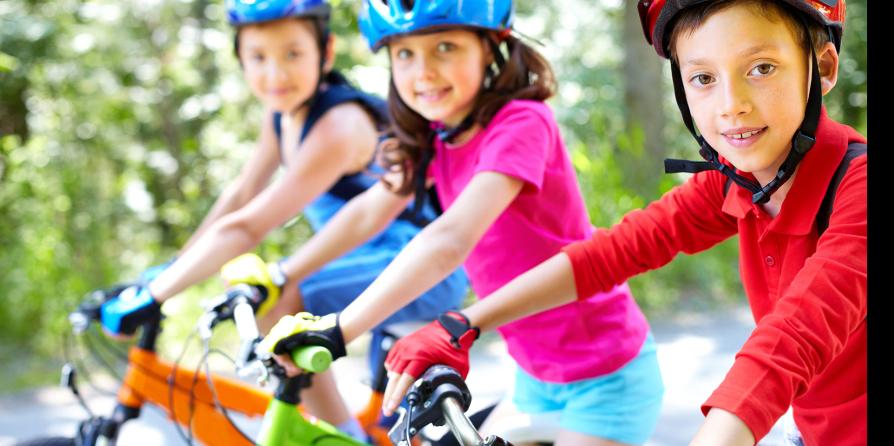 Des enfants sur des vélos