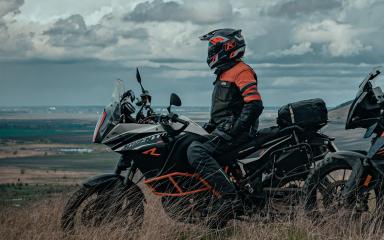 Un homme sur sa moto (c) Kat Sazonova