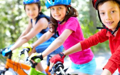 Des enfants sur des vélos