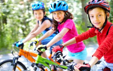 Des enfants sur des vélos